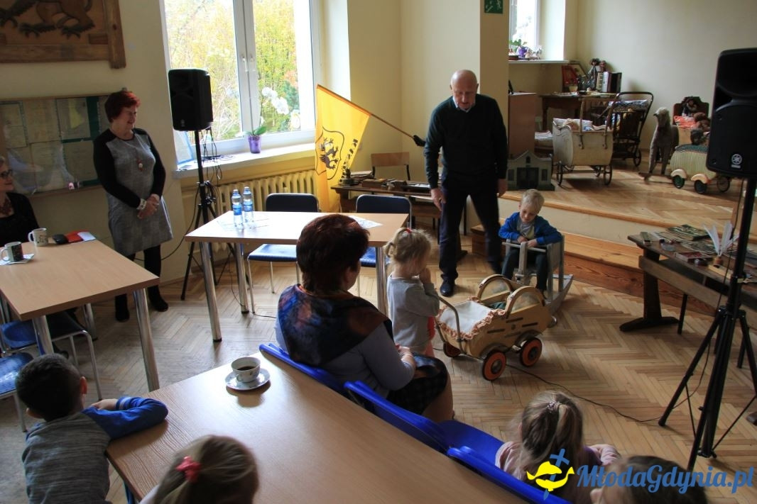 Dziecięcych wspomnień czar ? zabawa i szkoła naszych przodków