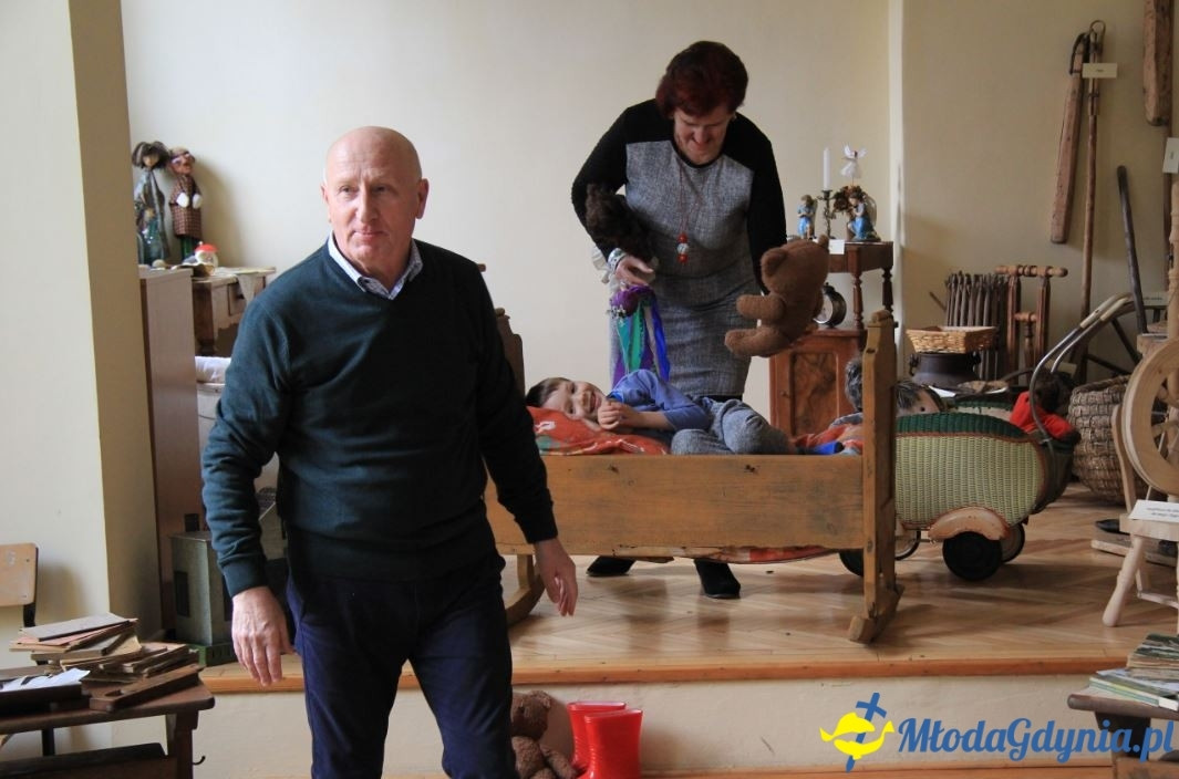 Dziecięcych wspomnień czar ? zabawa i szkoła naszych przodków