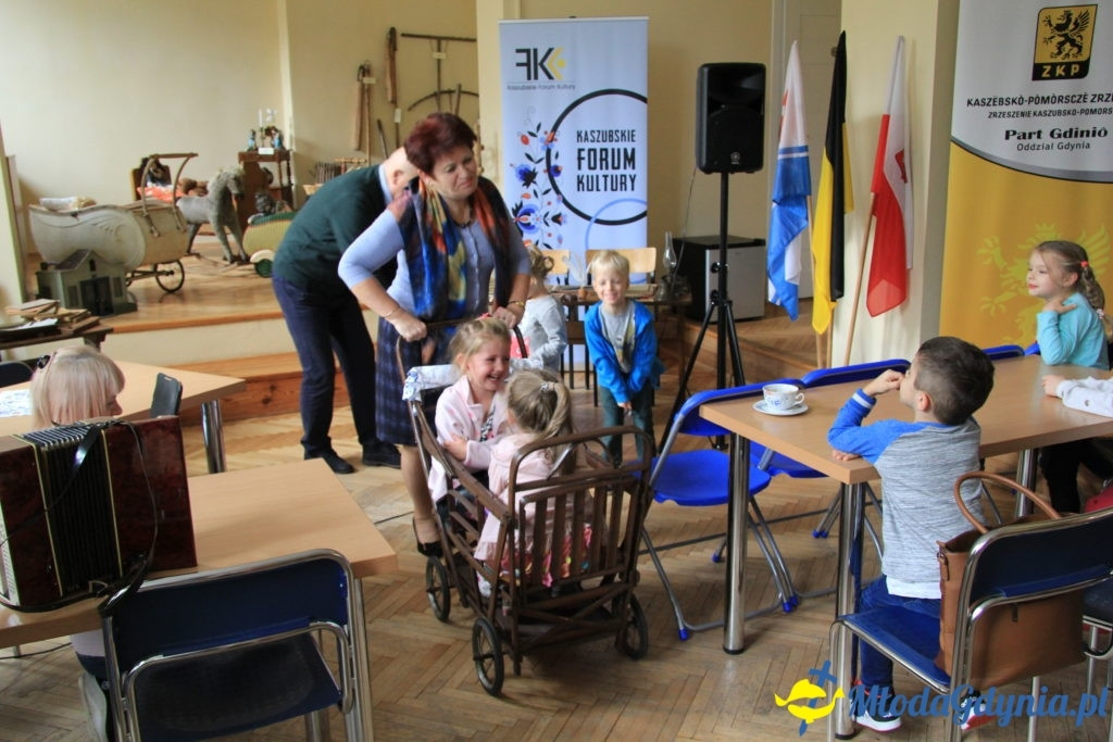 Dziecięcych wspomnień czar ? zabawa i szkoła naszych przodków