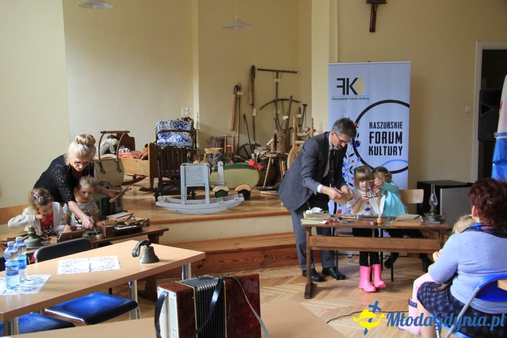 Dziecięcych wspomnień czar ? zabawa i szkoła naszych przodków