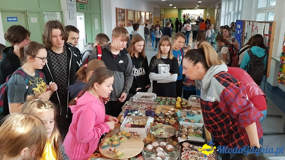 SP 31 - Mikołajkowy kiermasz babeczek