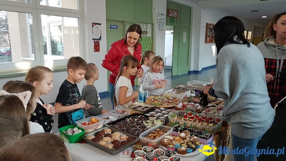 SP 31 - Mikołajkowy kiermasz babeczek