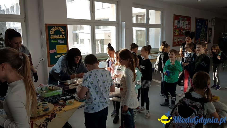 SP 31 - Mikołajkowy kiermasz babeczek