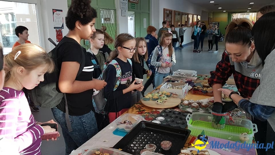 SP 31 - Mikołajkowy kiermasz babeczek