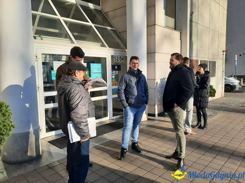 Protest przed UM podwyżki śmieci 09.12.2019