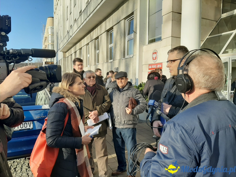 Protest przed UM podwyżki śmieci 09.12.2019