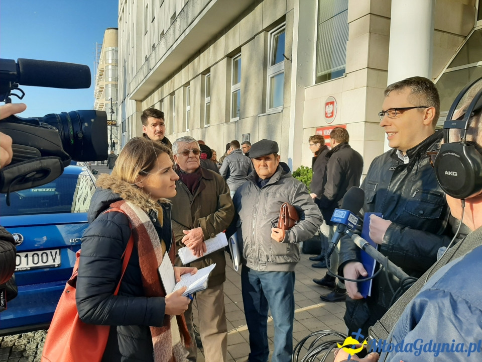 Protest przed UM podwyżki śmieci 09.12.2019