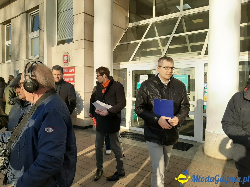 Protest przed UM podwyżki śmieci 09.12.2019