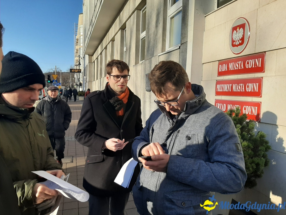 Protest przed UM podwyżki śmieci 09.12.2019