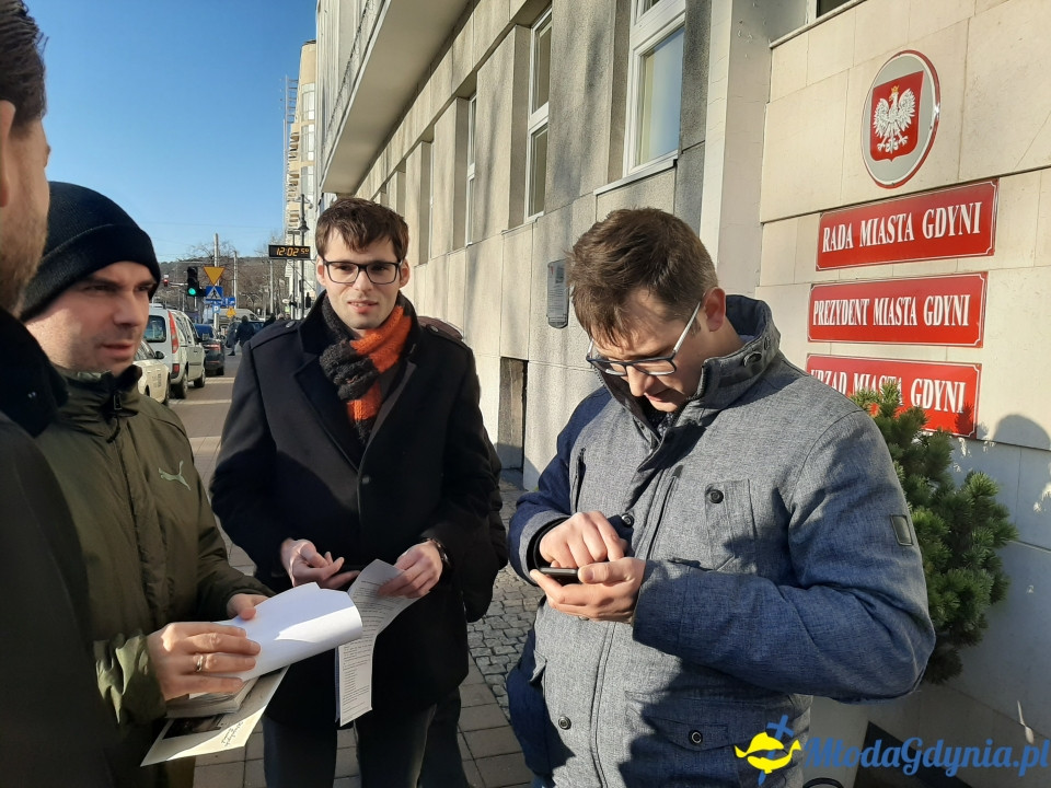 Protest przed UM podwyżki śmieci 09.12.2019