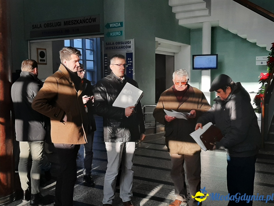 Protest przed UM podwyżki śmieci 09.12.2019