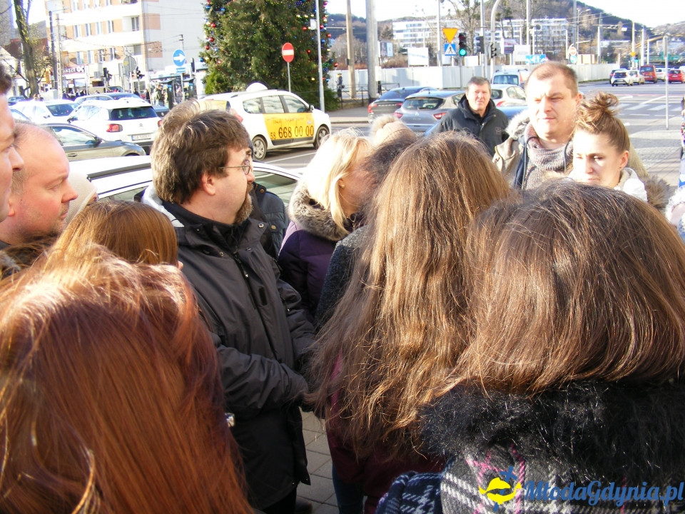 Protest rodziców SP 51 przed UM 18.12.2019