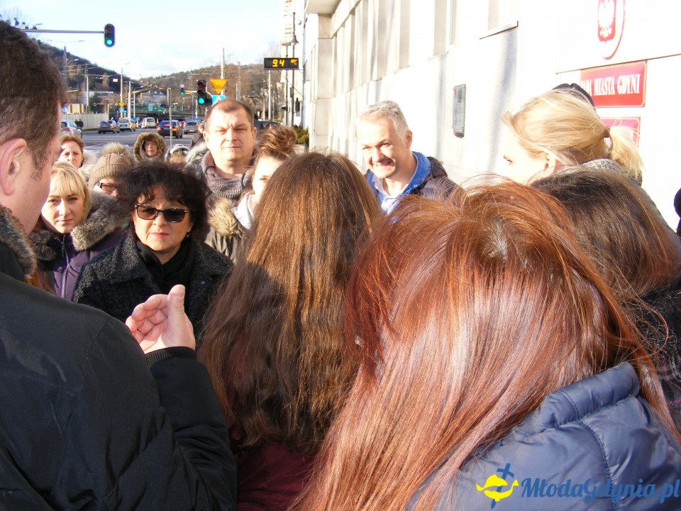 Protest rodziców SP 51 przed UM 18.12.2019