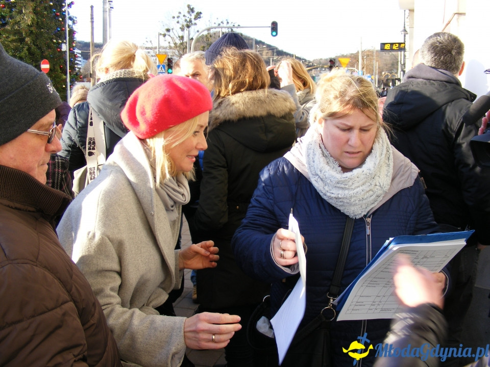 Protest rodziców SP 51 przed UM 18.12.2019