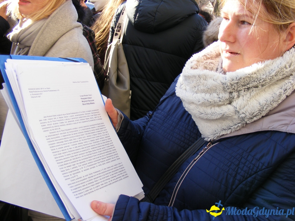 Protest rodziców SP 51 przed UM 18.12.2019
