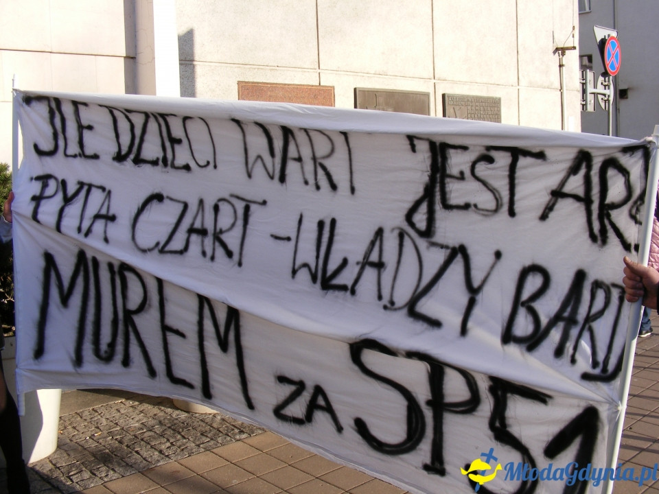 Protest rodziców SP 51 przed UM 18.12.2019