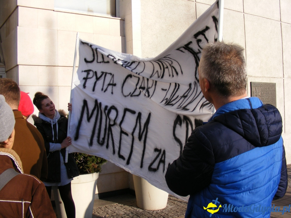 Protest rodziców SP 51 przed UM 18.12.2019