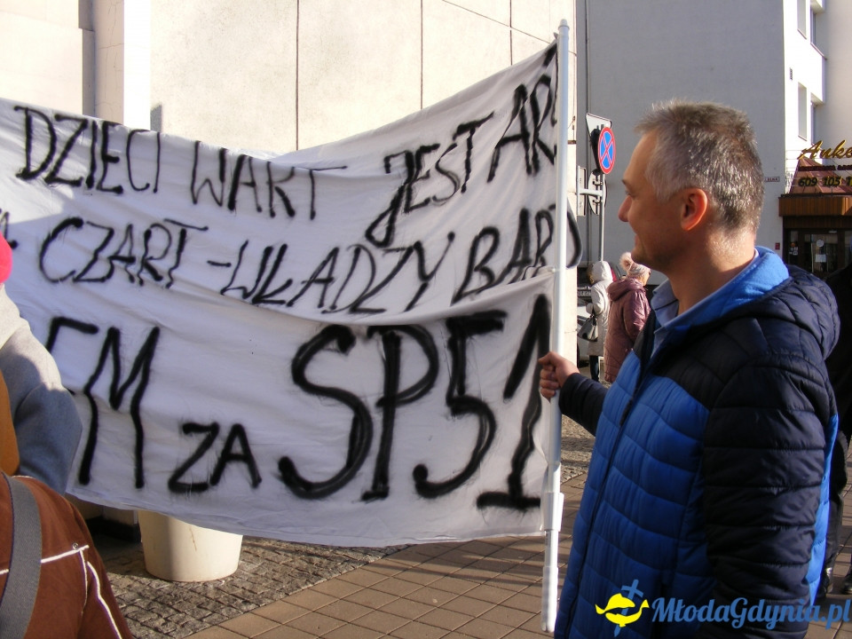 Protest rodziców SP 51 przed UM 18.12.2019