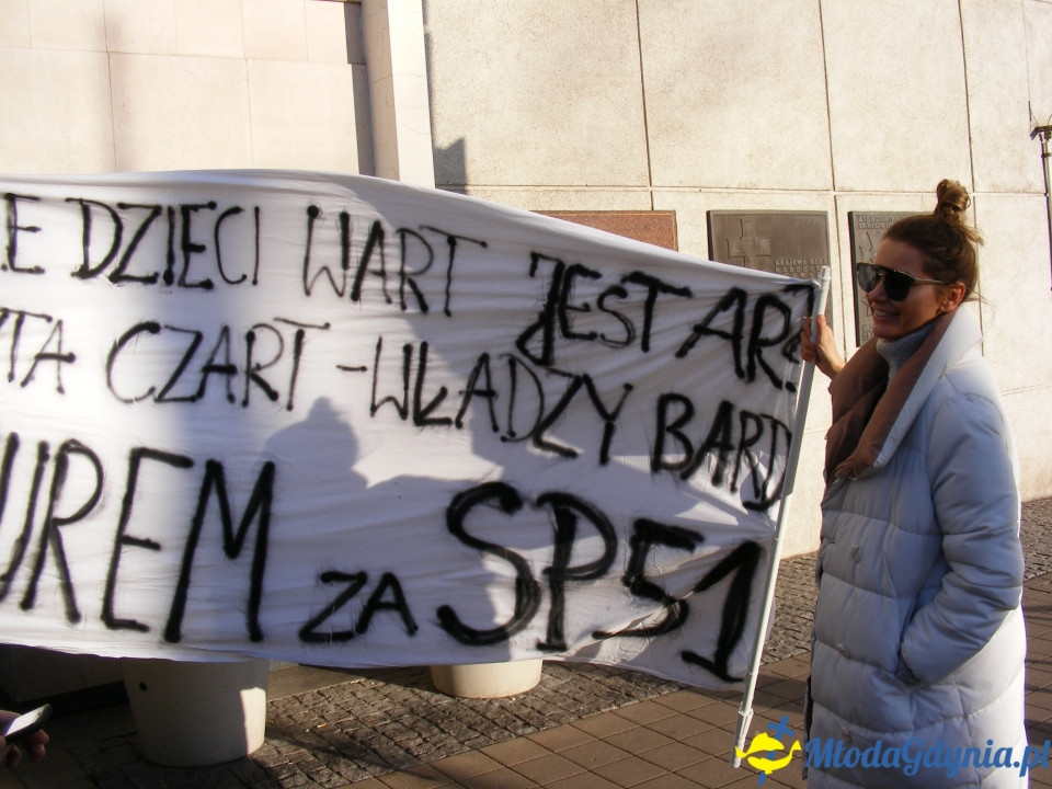 Protest rodziców SP 51 przed UM 18.12.2019