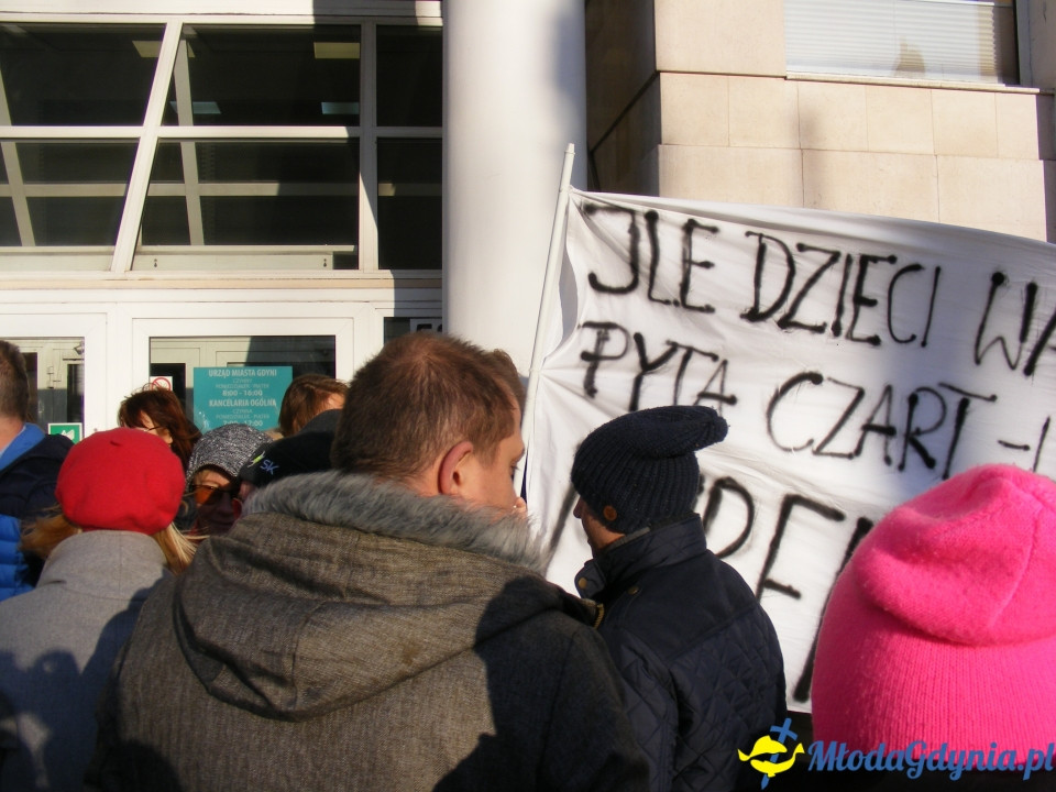 Protest rodziców SP 51 przed UM 18.12.2019