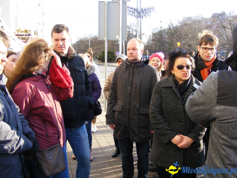 Protest rodziców SP 51 przed UM 18.12.2019