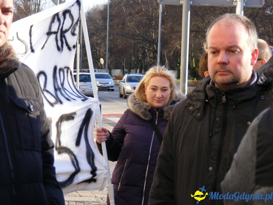 Protest rodziców SP 51 przed UM 18.12.2019