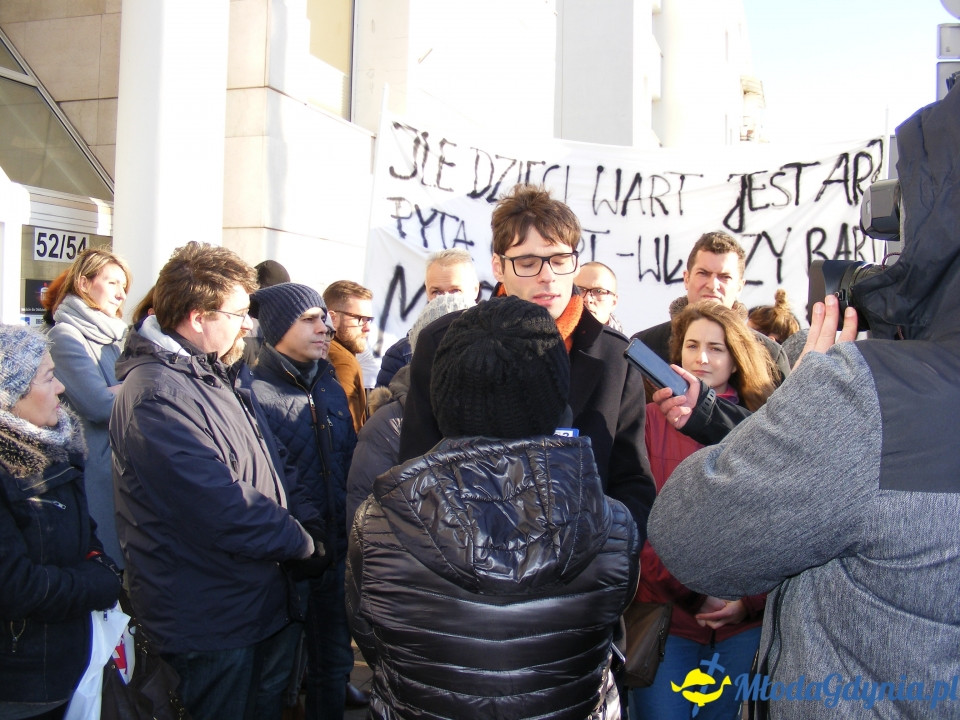 Protest rodziców SP 51 przed UM 18.12.2019