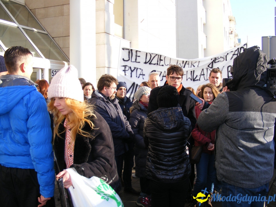 Protest rodziców SP 51 przed UM 18.12.2019