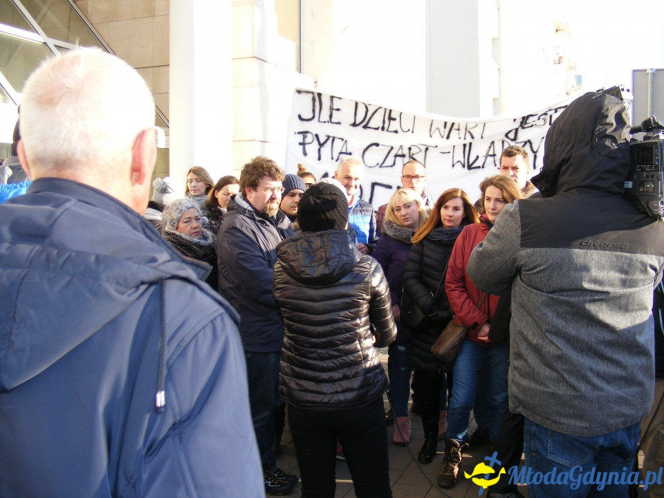 Protest rodziców SP 51 przed UM 18.12.2019