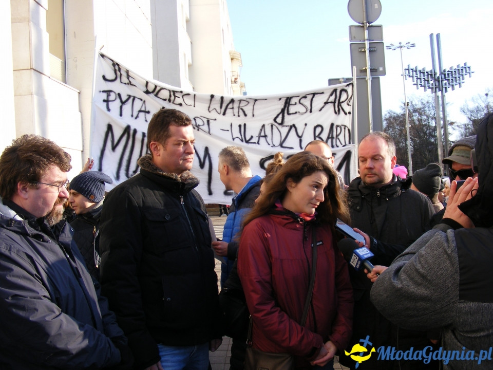 Protest rodziców SP 51 przed UM 18.12.2019