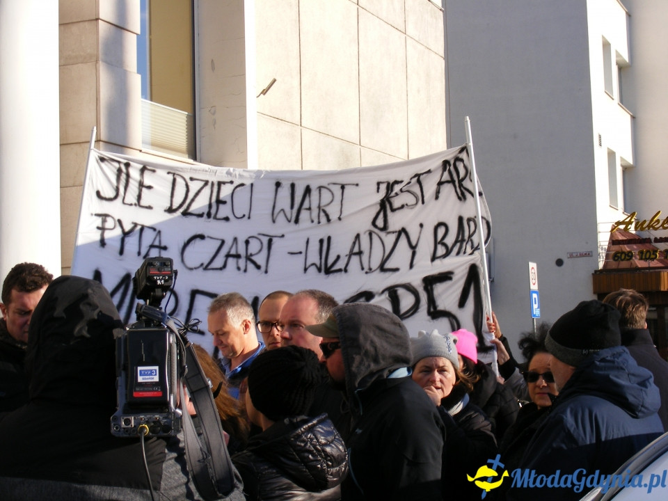 Protest rodziców SP 51 przed UM 18.12.2019