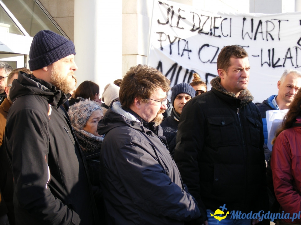 Protest rodziców SP 51 przed UM 18.12.2019