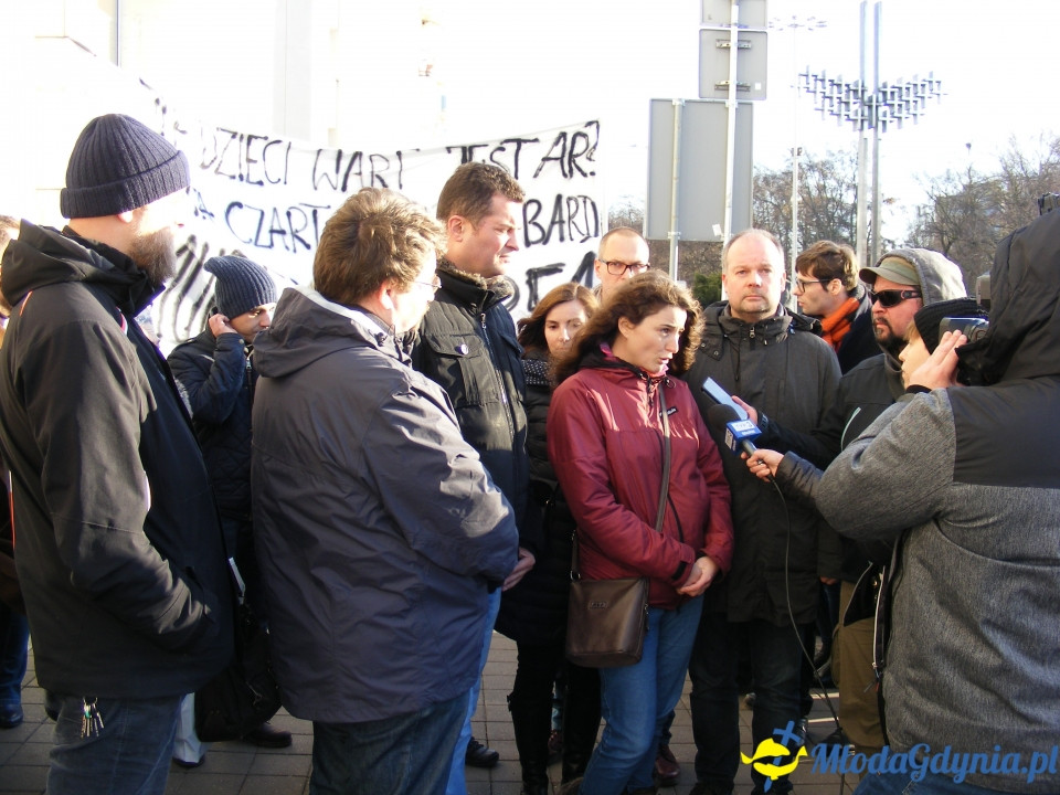Protest rodziców SP 51 przed UM 18.12.2019