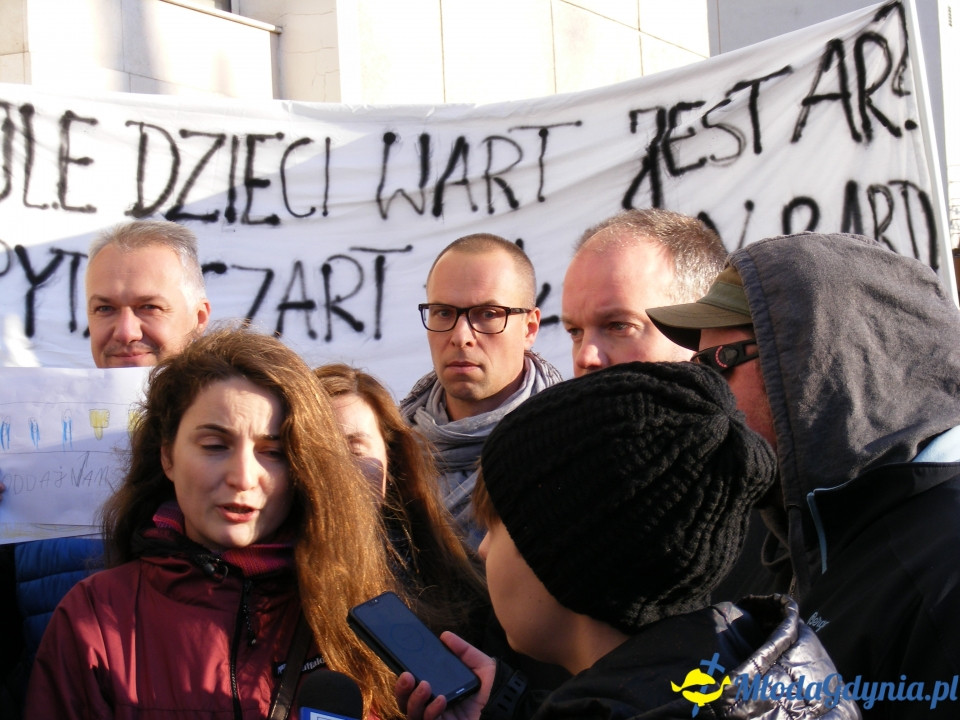 Protest rodziców SP 51 przed UM 18.12.2019