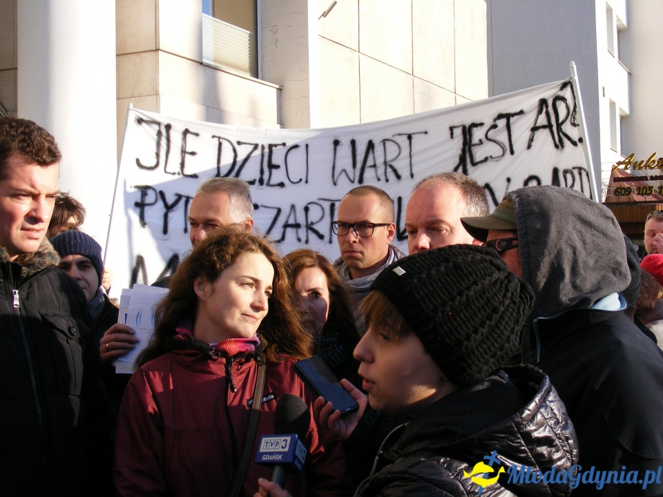 Protest rodziców SP 51 przed UM 18.12.2019
