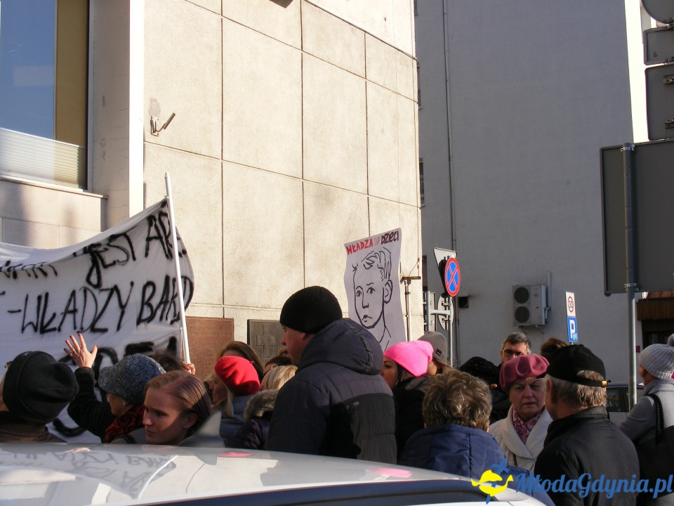 Protest rodziców SP 51 przed UM 18.12.2019