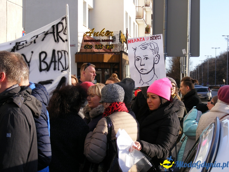Protest rodziców SP 51 przed UM 18.12.2019