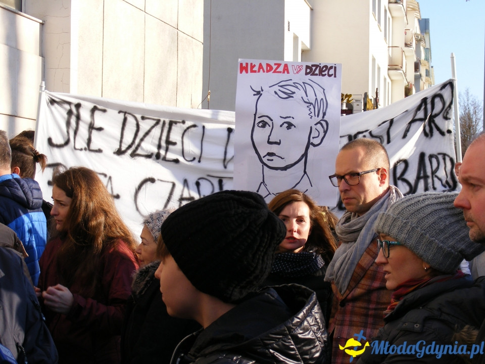 Protest rodziców SP 51 przed UM 18.12.2019