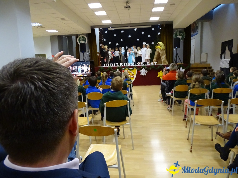Najmłodsi uczniowie Szkoły Podstawowej Jezuitów przygotowali jasełka w wersji angielskiej!