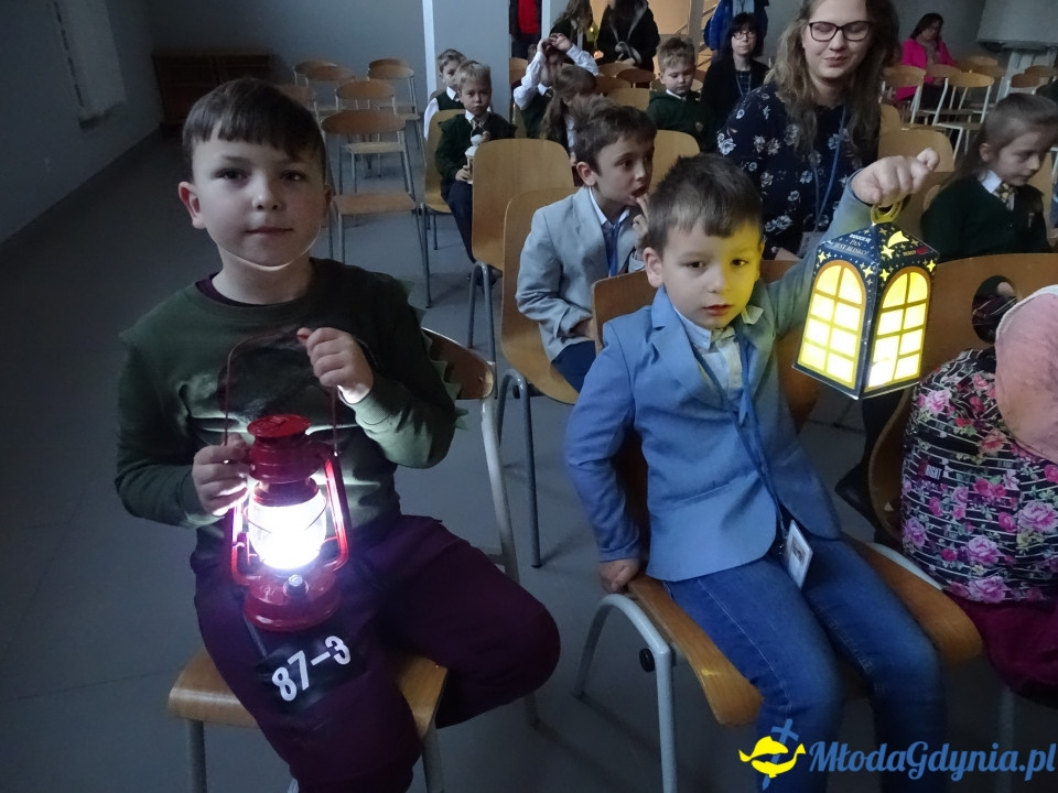 ZSJ - Ostatnie roraty w kaplicy szkolnej, jasełka i wigilie klasowe 2019