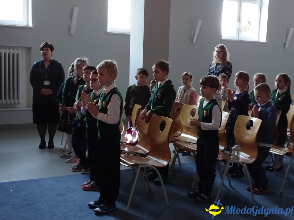 ZSJ - Ostatnie roraty w kaplicy szkolnej, jasełka i wigilie klasowe 2019