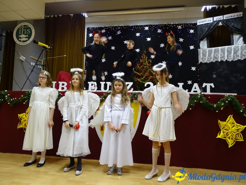 ZSJ - Ostatnie roraty w kaplicy szkolnej, jasełka i wigilie klasowe 2019