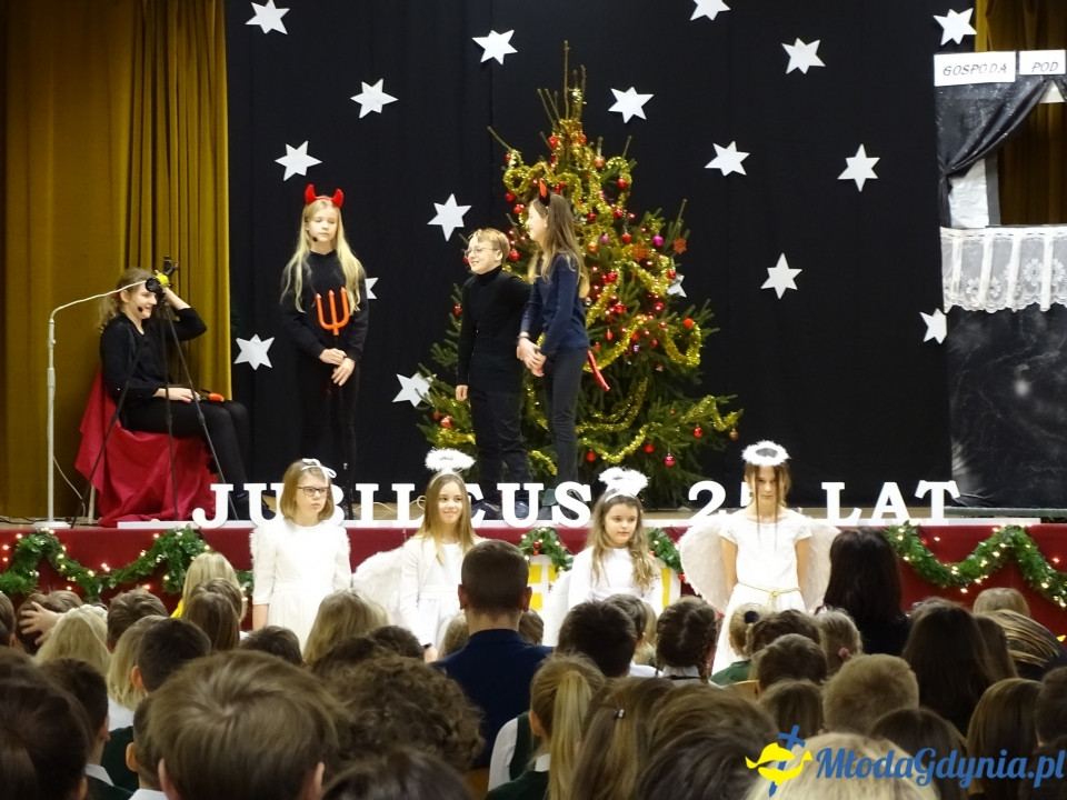 ZSJ - Ostatnie roraty w kaplicy szkolnej, jasełka i wigilie klasowe 2019
