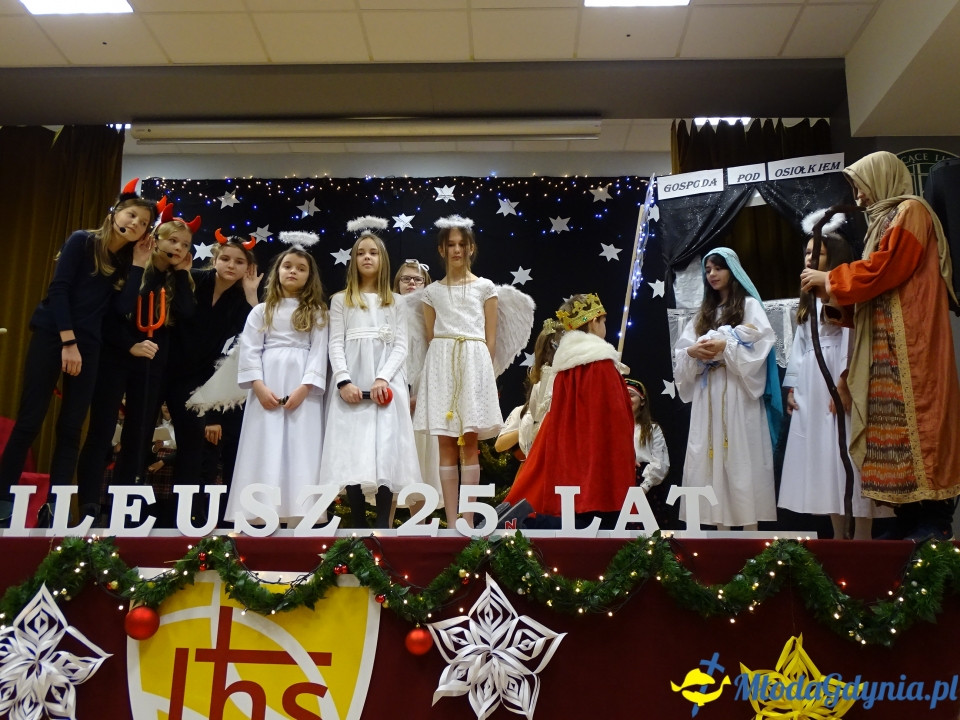 ZSJ - Ostatnie roraty w kaplicy szkolnej, jasełka i wigilie klasowe 2019