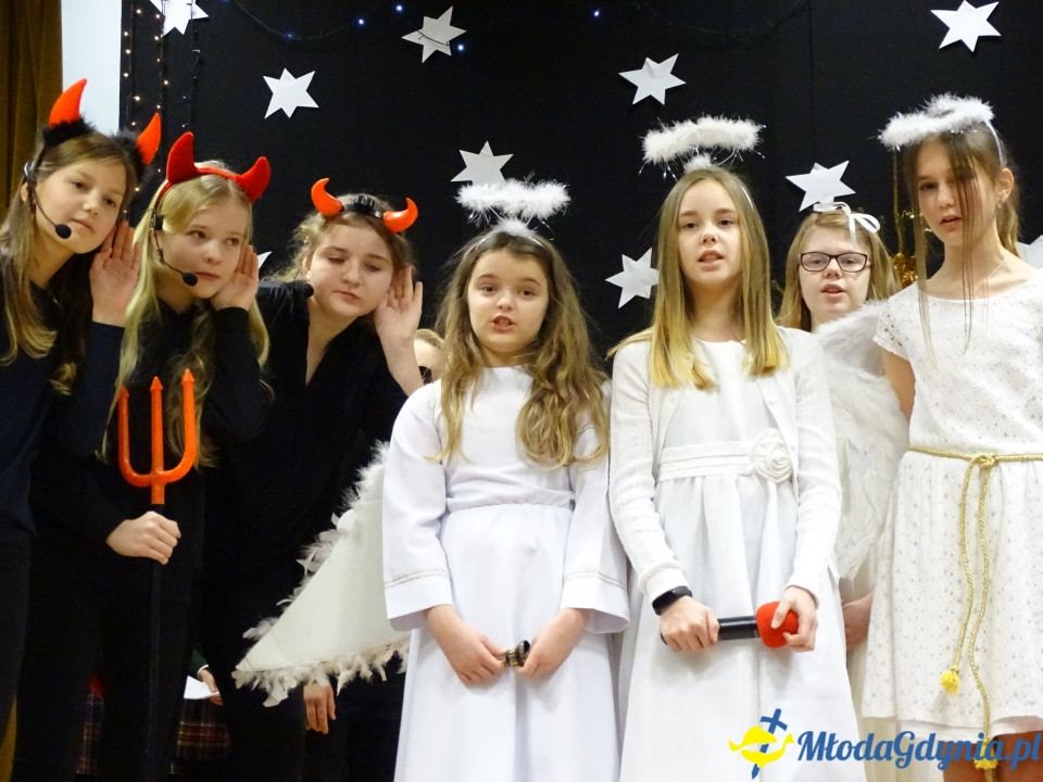 ZSJ - Ostatnie roraty w kaplicy szkolnej, jasełka i wigilie klasowe 2019