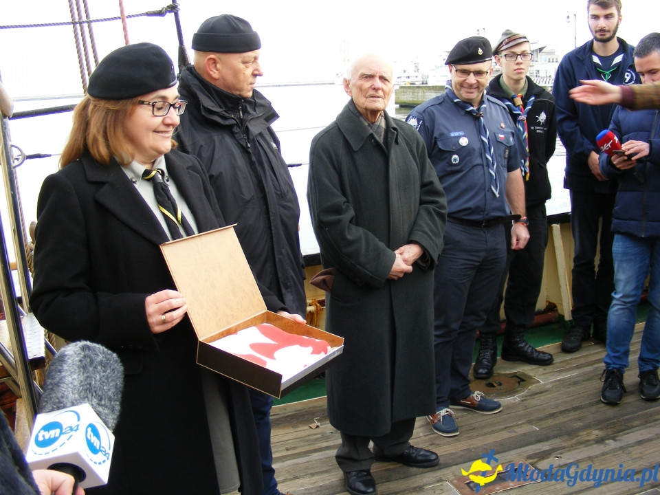 Zawisza Czarny - przekazanie bandery