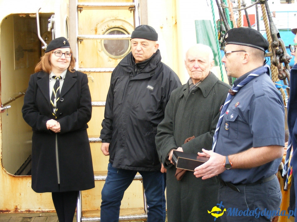Zawisza Czarny - przekazanie bandery