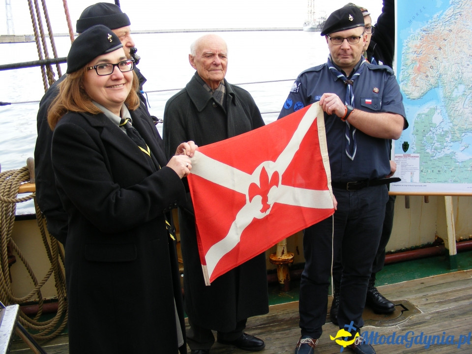 Zawisza Czarny - przekazanie bandery