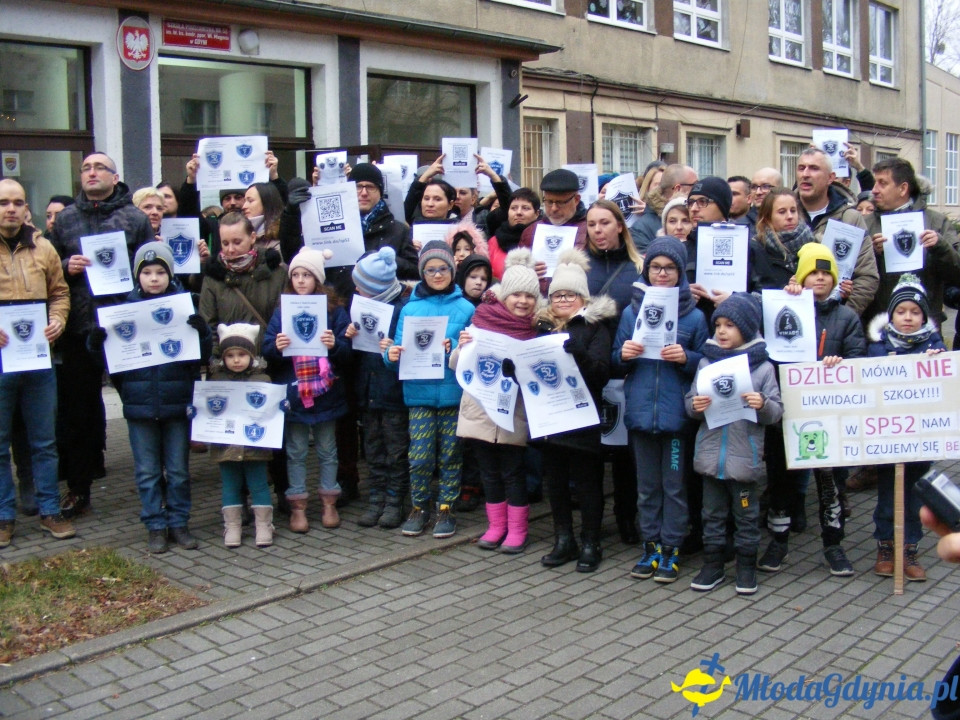 SP 52 - protest przed szkołą 03.01.2019