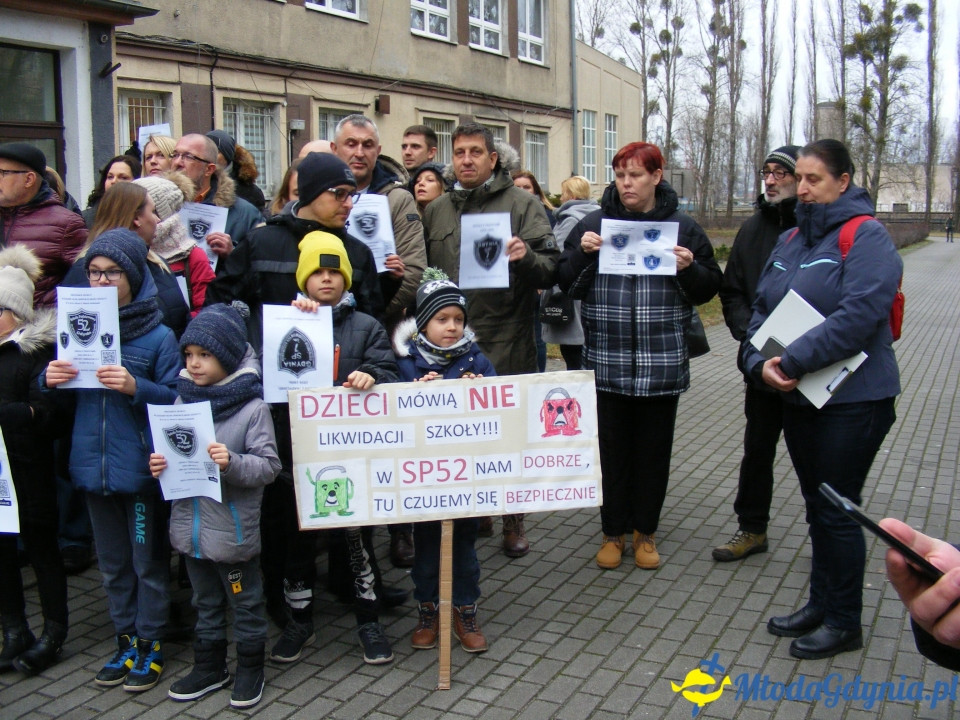SP 52 - protest przed szkołą 03.01.2019